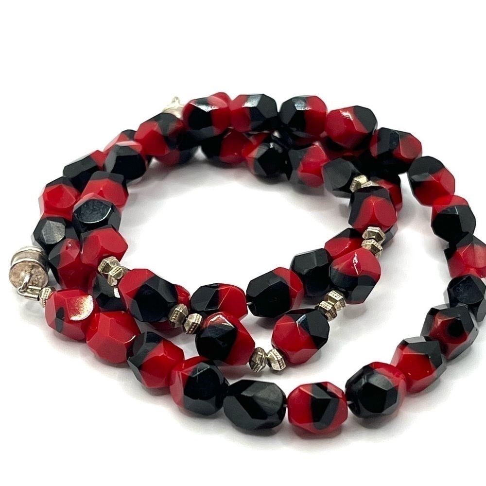 Necklace Black and Red Faceted Beads! Sterling Silver Magnetic clasp closure.